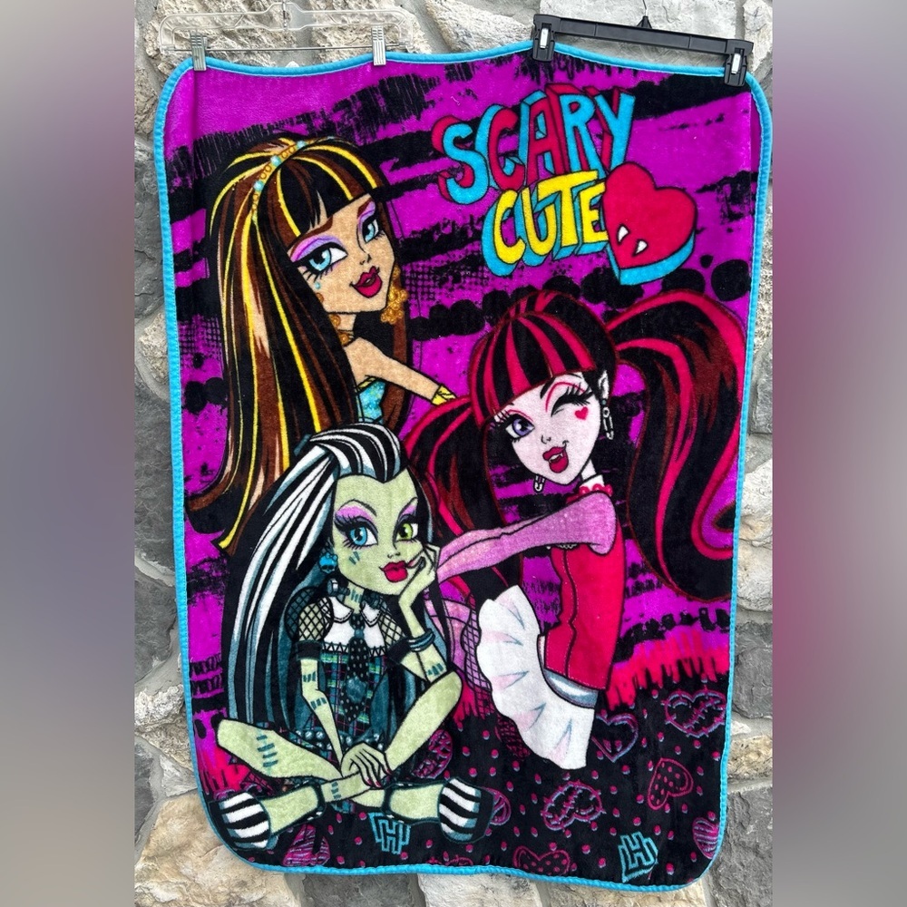 Monster High Blanket 2015 Fleece Throw Scary Cute Cleo Frankie Stein Draculaura